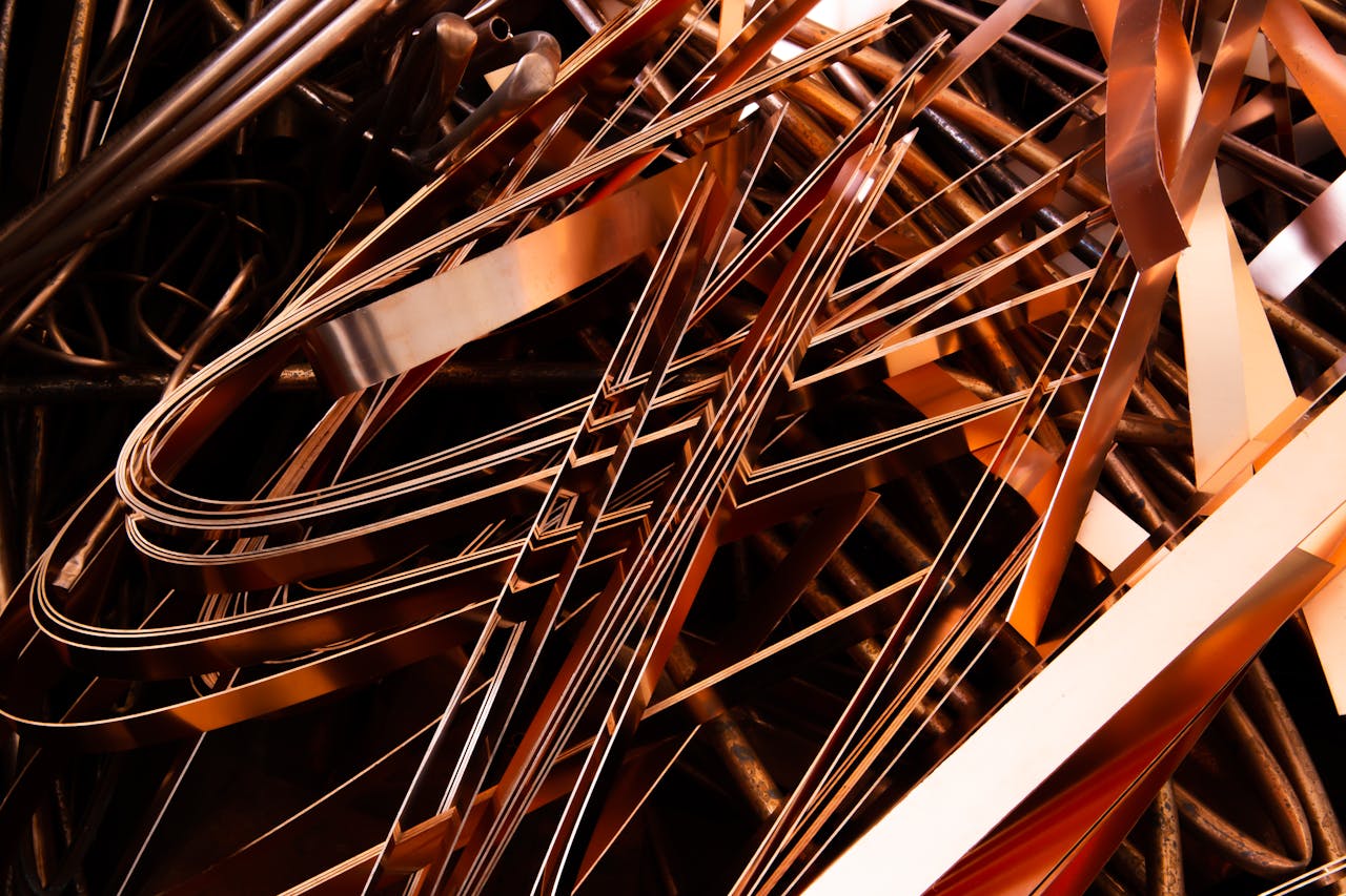Abstract depiction of shiny metal scraps, emphasizing recycling in an industrial theme.